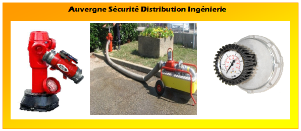 Technicien mesurant le débit et la pression d'un hydrant